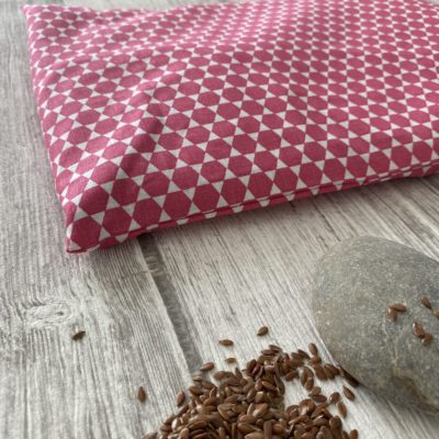 Bouillotte rectangulaire en graines de lin bio, motif géométrique, rose fuschia et blanc – Image 2