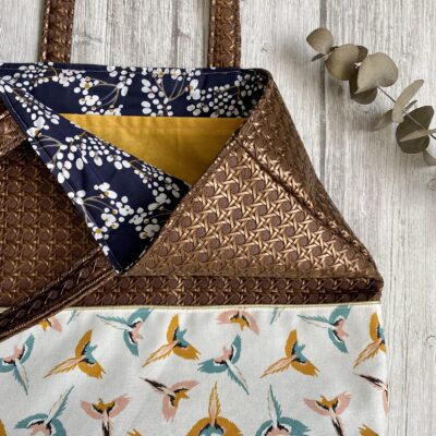 Grand sac cabas simili cannage et oiseaux, coloris marron cuivré – Image 4