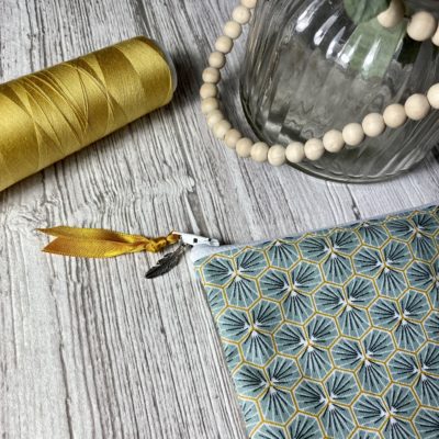 Trousse plate enduite, motif fleurs gris/jaune, non doublée