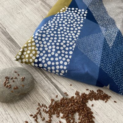 Bouillotte rectangulaire en graines de lin bio, motif abstrait bleu blanc gris kaki – Image 2