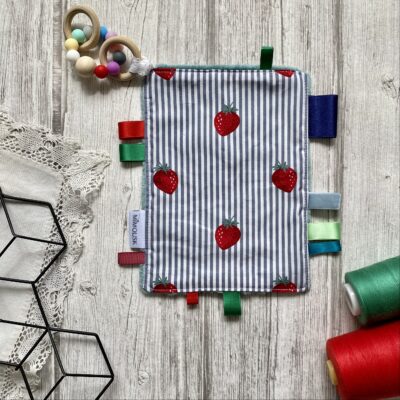 Doudou anneau de dentition, bois et silicone, fraise rayure, rouge bleu blanc vert