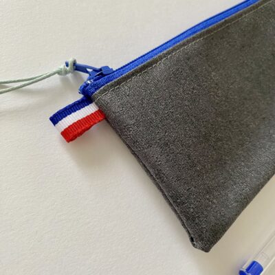 Trousse longue enduite, grise, drapeau bleu blanc rouge