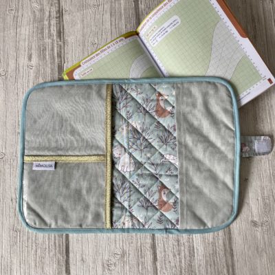 Protège carnet de santé matelassé, coloris blanc et celadon, motif hopla lapin – Image 3