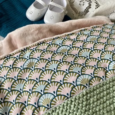 Couverture motif éventails art déco, tricotée main et polaire - Rose/vert – Image 3