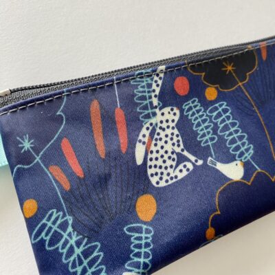Trousse longue enduite, motif lapin dalmatien, marine