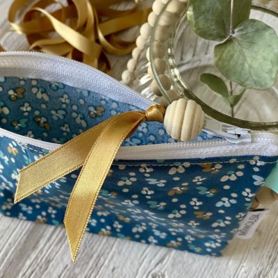 Trousse plate enduite, motif petites fleurs sur fond marine, non doubléee – Image 2