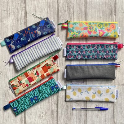 Trousse longue enduite, motif fleuri écailles, vert rose – Image 3