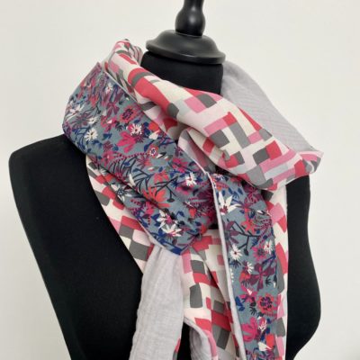 Foulard triangle viscose Liberty et double gaze / rose, gris, rouge