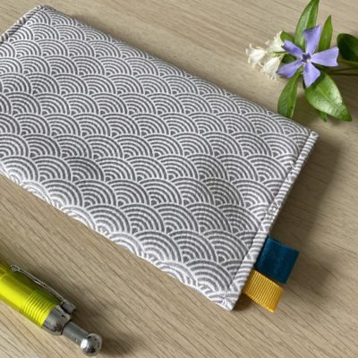 Porte-chéquier, enduit éventails, coloris gris/blanc
