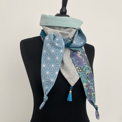 Foulard triangle Liberty, pois, origami et double-gaze/ bleu-gris-vert – Image 2