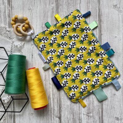 Doudou anneau de dentition, bois et silicone, ananas, jaune blanc vert noir