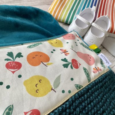 Couverture motif Veggie, tricotée main et polaire - Vert/Blanc – Image 3