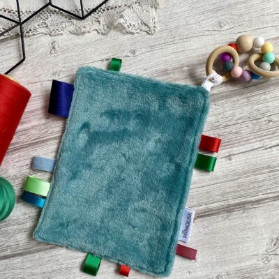 Doudou anneau de dentition, bois et silicone, fraise rayure, rouge bleu blanc vert – Image 3