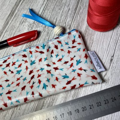 Trousse longue enduite, motif poissons, blanc/bleu/rouge