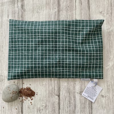 Bouillotte rectangulaire en graines de lin bio, vert sapin carreaux blancs