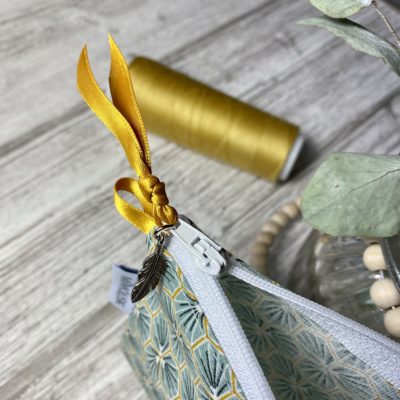 Trousse plate enduite, motif fleurs gris/jaune, non doublée – Image 3