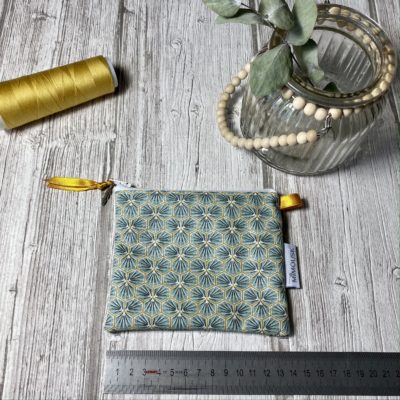 Trousse plate enduite, motif fleurs gris/jaune, non doublée – Image 2