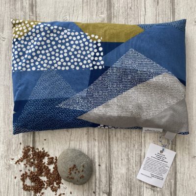 Bouillotte rectangulaire en graines de lin bio, motif abstrait bleu blanc gris kaki