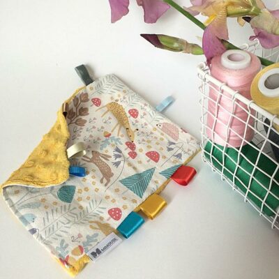 Doudou plat avec étiquettes décor animaux forêt, dos minky moutarde