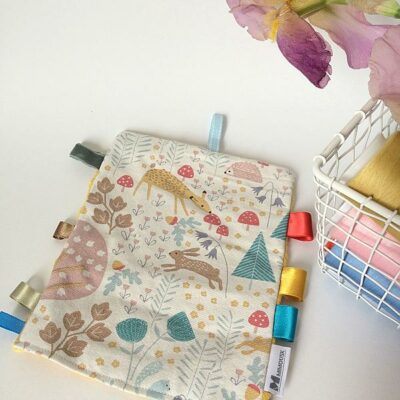 Doudou plat avec étiquettes décor animaux forêt, dos minky moutarde – Image 2