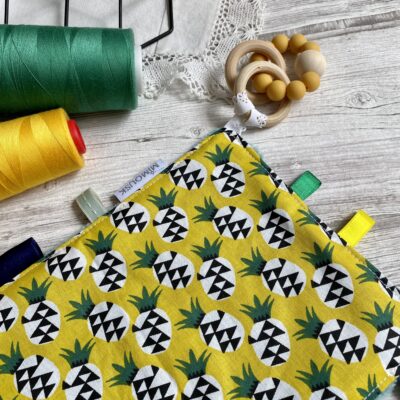 Doudou anneau de dentition, bois et silicone, ananas, jaune blanc vert noir – Image 3