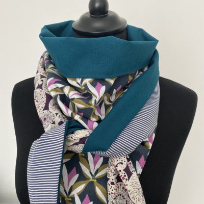 Foulard triangle Liberty, rayé, grosses fleurs imoya / indigo, canard, violet – Image 3