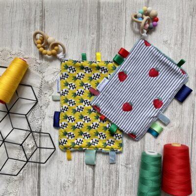 Doudou anneau de dentition, bois et silicone, ananas, jaune blanc vert noir – Image 4
