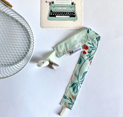 Attache-sucette clip bois blanc / vert et corail – Image 2