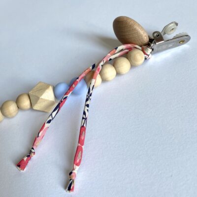 Attache-sucette perles silicone et bois / bleu et liberty rose