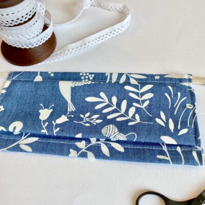 Masque 3 plis adulte, motif oiseaux feuilles, bleu chambray – Image 2
