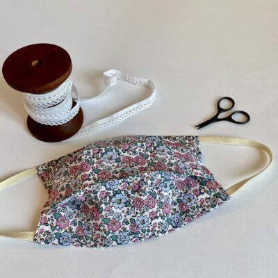 Masque 3 plis adulte, motif petites fleurs, rose ciel