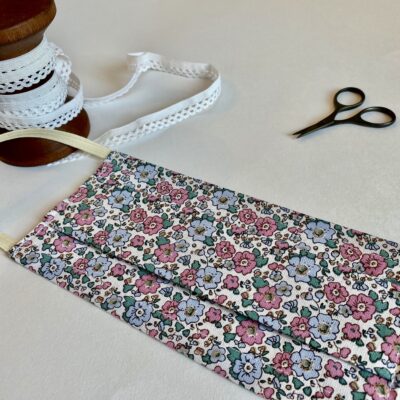Masque 3 plis adulte, motif petites fleurs, rose ciel – Image 2
