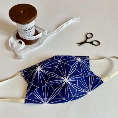 Masque 3 plis adulte, grand motif géometrique blanc, fond marine