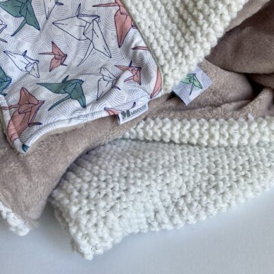 Couverture blanche pailletée - tricot, polaire parme et tissu grues origami – Image 3