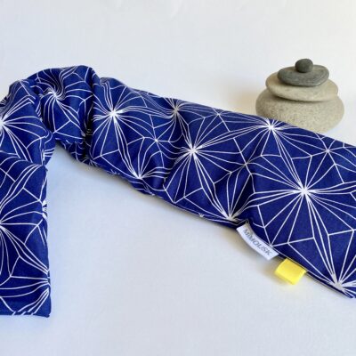 Bouillotte longue pour cervicales en graines de lin bio, grand motif origami marine