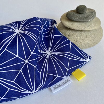 Bouillotte longue pour cervicales en graines de lin bio, grand motif origami marine – Image 2
