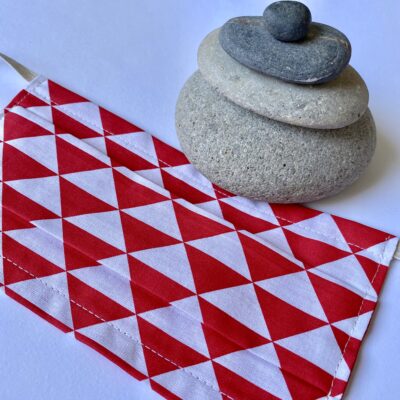 Masque 3 plis adulte, motif triangles, rouge blanc – Image 2