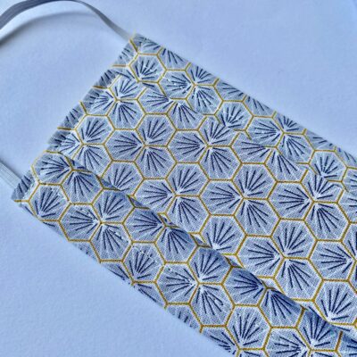 Masque 3 plis adulte, imprimé hexagones gris jaune – Image 2