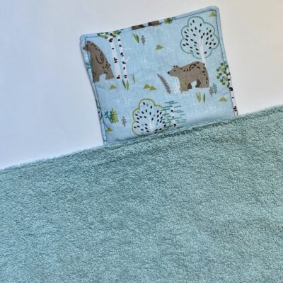 Tapis à langer nomade / ours brun, ciel vert marron – Image 2