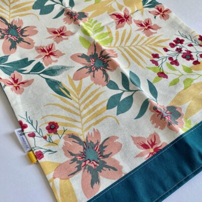 Maxi serviette XXL élastiquée, motif fleuri, écru/vert/jaune/rose – Image 3