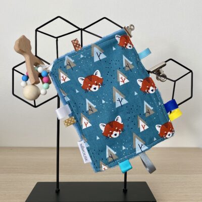 Doudou anneau de dentition, bois et silicone, décor renard polaire bleue