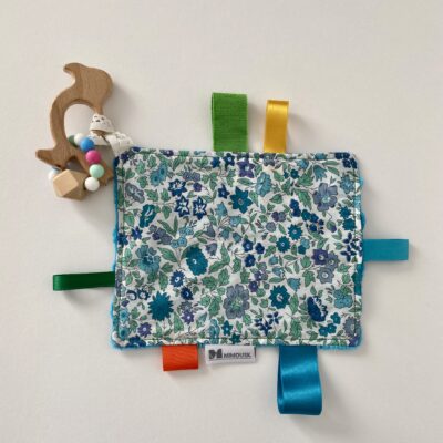 Doudou anneau de dentition, bois et silicone, Liberty bleu/vert – Image 3