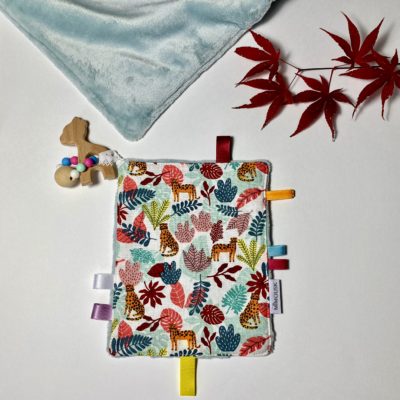 Doudou anneau de dentition, bois et silicone, Jungle léopards – Image 2