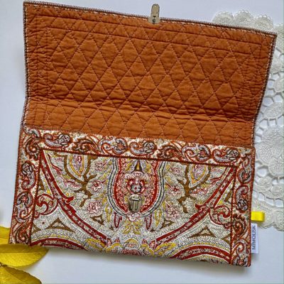 Pochette matelassée rouille & jaune / attache-cartable – Image 3