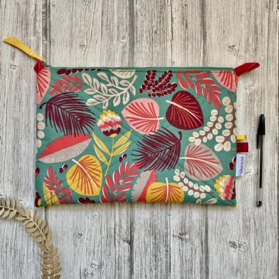 Grande pochette matelassée, motif feuilles / coloris vert, rose, moutarde