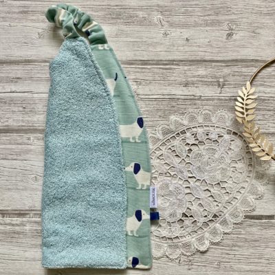 Serviette élastiquée coton et éponge bio / vert d'eau, motif teckel – Image 2