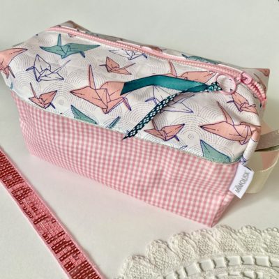 Trousse Carrée enduite, vichy rose, grues origami – Image 4