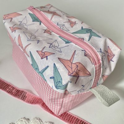 Trousse Carrée enduite, vichy rose, grues origami – Image 3