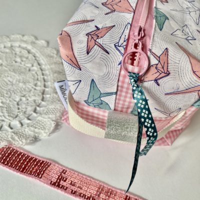 Trousse Carrée enduite, vichy rose, grues origami – Image 2