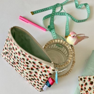 Trousse plate enduite, confettis / beige, aqua, rose